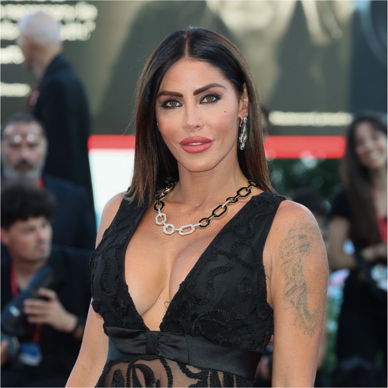 socialtras58542's tweet photo. RITORNA NELLA CASA DEL #grandefratello !👁️
•
L’ex gieffina Guendalina Tavassi sembra vicinissima alla firma per diventare una concorrente della prossima edizione del #GFVIP! 🏡 Aveva già partecipato alla versione normale del #grandefratello nel 2010! 💋 https://t.co/LRfgtD2dPR