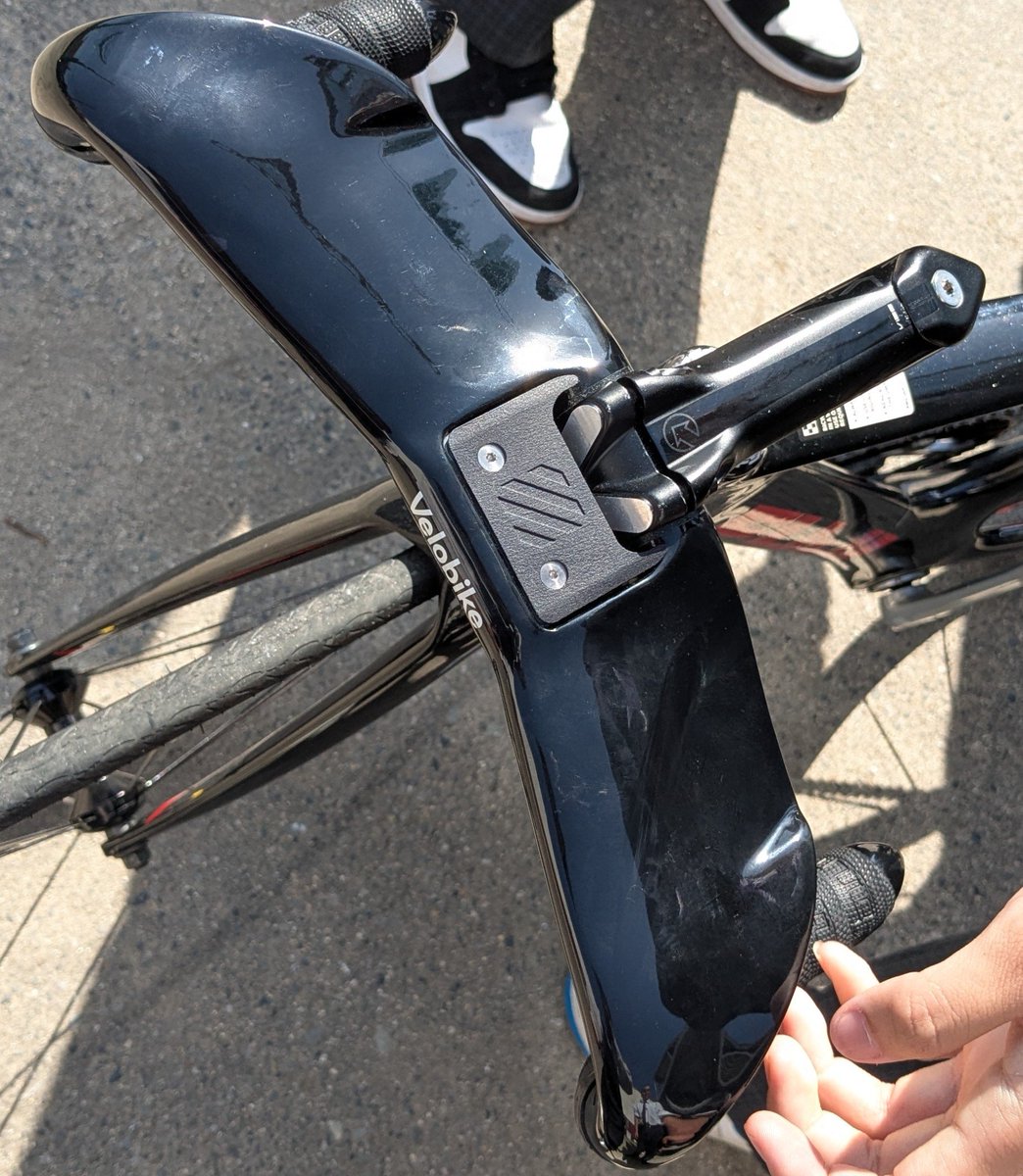 guscott2021's tweet photo. @kiyonya0866 こちらすっごい目立つ後輩のヴェロバイクのハンドルでございます笑 https://t.co/2YzlkeIVsy