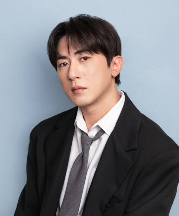 juhyeon6749's tweet photo. 엄마가 아들 차 보고 집 못 들어간 진짜 이유

공채 1400대 1 뚫고 개그맨 합격함

개콘만 나오면 대박 치던 시절이라 인생 역전인 줄 알았음

근데 3년 동안 방송 나간 코너는 딱 2개뿐이었음

결국 개콘 폐지되고 통장 잔고랑 같이 꿈도 날아감

방에 블라인드 치고 4개월 동안 누워만 지냄

엄마는 주차장에 아들 차 보이면 집 못 들어가고 공원 돌았음

하루 종일 방에 있는 아들이 엄마 눈치 볼까 봐 그랬던 거임

그때 동료 조진세랑 엄지윤이 찾아와서 유튜브 제안함

딱 6개월만 해보고 안 되면 미련 없이 그만두자고 약속함

그렇게 대박 터진 채널이 바로 숏박스임

첫 대형 수익 찍히자마자 현금 1천만 원 수표로 뽑아옴

부모님 침대에 현금 쫙 깔아두고 눕혀 드림

아버지는 일부로 사람들 잘 보이는 식당 한가운데 자리 예약함

누구라도 아들 알아봐 주고 사인해 달라고 할까 봐 일부러 그랬던 거임

결국 시상식에서 상까지 싹 쓸어 담음

수상 소감 때 아무것도 없던 시절 자기 끌어준 동료들 이름 
엄지윤 조진세 부르며 눈물 흘림

"아무것도 없던 부족한 나를 너희가 꽉 채워줬어"