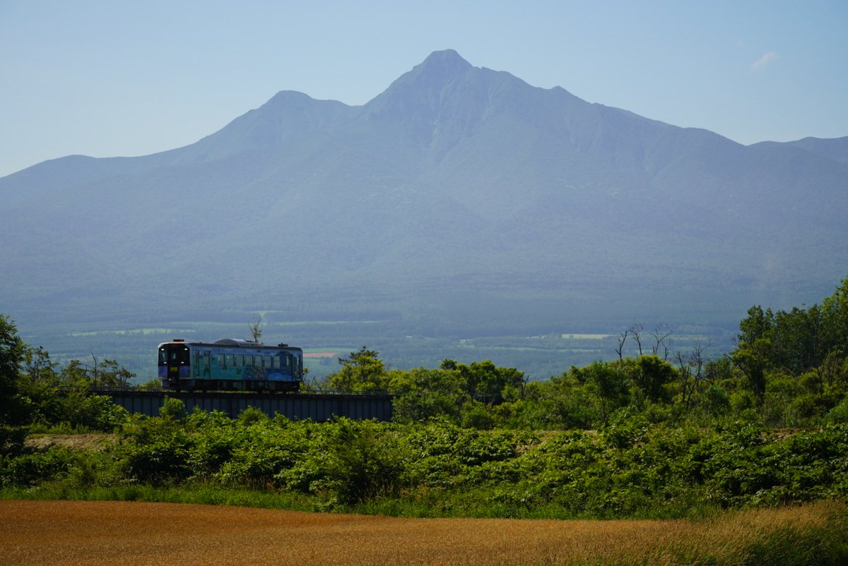 0418_1219's tweet photo. 峠を超えた釧路からの一番列車が斜里岳を背に網走へ…
2026/8/2 4726D 猿間川橋梁 https://t.co/4P2md3Awg7