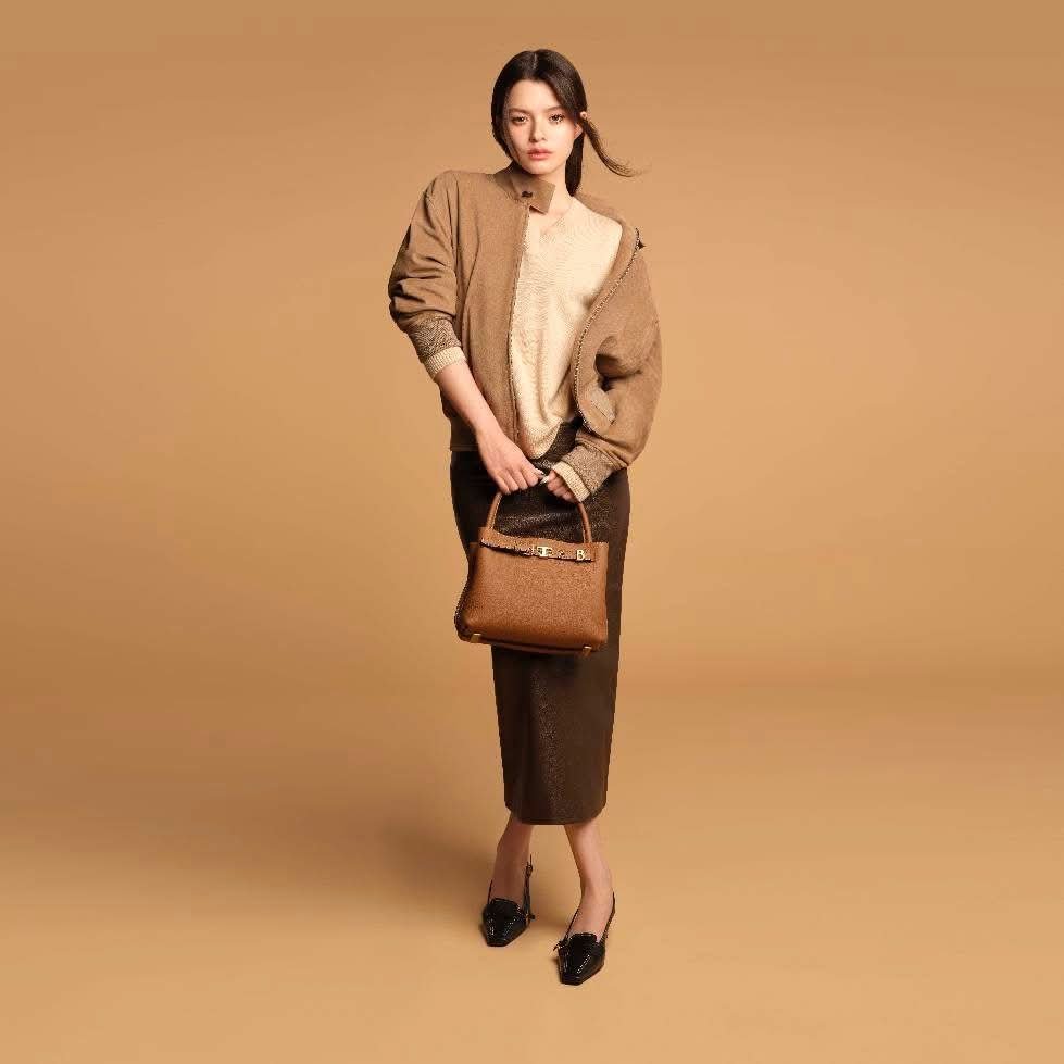 THEHASHTAG_TH's tweet photo. TOD’S แต่งตั้ง รีเบคก้า แพทรีเซีย อาร์มสตรอง เป็น BRAND AMBASSADOR
EMBARGO 4TH AUGUST 2026, 9AM (CEST) / 2PM (TH Time)

🔗 https://t.co/ptdvTmX5kh

#BeckyTodsBrandAmbassador #Tods #TodsxBecky #beckysangels‌ https://t.co/QaYzl8bNG6