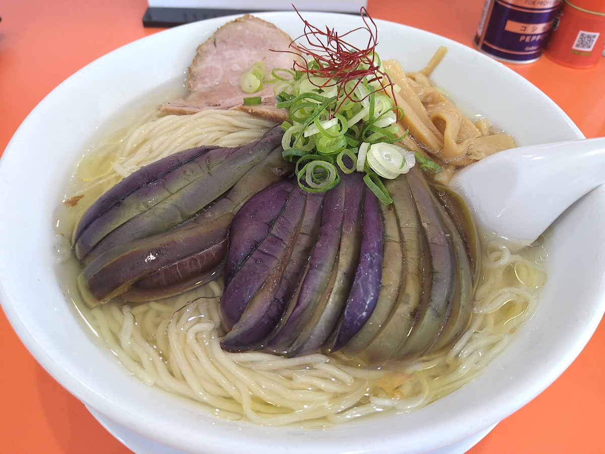 magozzzz's tweet photo. 限定冷やし塩。絶対美味しいと予想して大盛りです🍜正解です✨
チャーシュー食べた？って思うほどのナスの存在感🍆酢と辣油で味変プランでしたが味変したくない思いと葛藤でした🙄
醤油も食べねば案件になりました🚙
せっかく美里町なので齋林寄ったら定休日…忘れてた…orz
#ラーメンヒバリカシマダイ https://t.co/jzrPaVFpMd