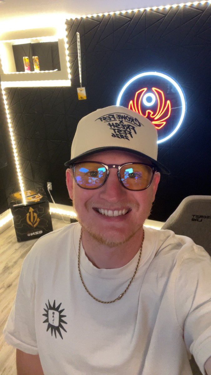 CroweGamingg's tweet photo. TURN. UP. TUESDAY. 

- giveaways every 20 subs.
- shotguns
- dryscoops
- HYPE

https://t.co/FeitUfipdK https://t.co/xvdWBpszWb