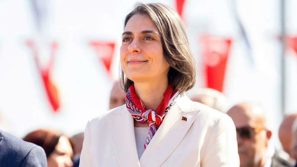 cumhuriyetgzt1's tweet photo. Tutuklu Üsküdar Belediye Başkanı Sinem Dedetaş:

"Siyasi gerekçeyle burada olduğumu biliyorum. Buraya gelmeden önce yapılan teklifleri kamuoyu da biliyor artık. 

İsteseydim burada olmazdım ama ben bir siyasetçinin seçmenden aldığı yetkiyi en azından o dönem bitene kadar muhafaza etmesi gerektiğini seçmene saygının bir gereği olduğuna inanıyorum. 

Yapmış olduğum, almış olduğum tavırdan dolayı da haklı ve doğru olduğumu düşünüyorum ve mutluyum"
https://t.co/DpARrBwWVC