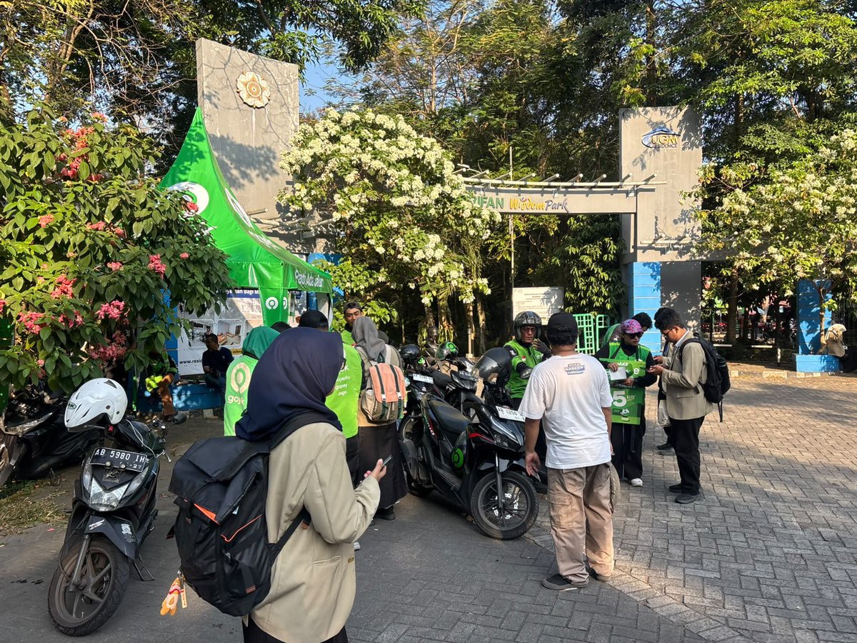 UGM_FESS's tweet photo. abang gojek pun ikut meramaikan event tahunan pionir ugm, ini banyakk bgttt drivernyaaa 😭😭

yang mau dapet murah klaim kode “GOFARAH” tadi bisa dapet 4.500 rupiahh https://t.co/fLgYv8PPle