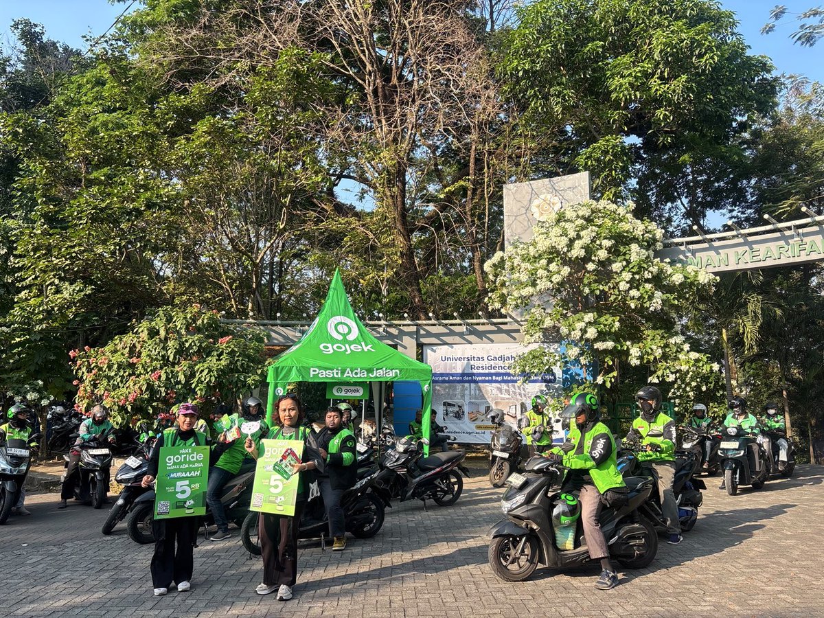 UGM_FESS's tweet photo. abang gojek pun ikut meramaikan event tahunan pionir ugm, ini banyakk bgttt drivernyaaa 😭😭

yang mau dapet murah klaim kode “GOFARAH” tadi bisa dapet 4.500 rupiahh https://t.co/fLgYv8PPle