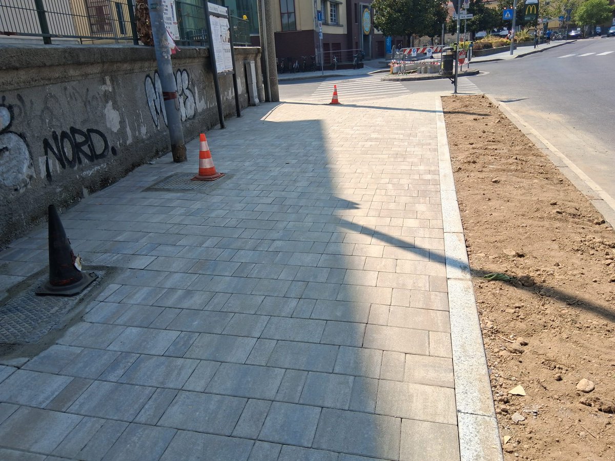 ComuneMonza's tweet photo. #Monzanews #monzaviabilita #infoutili #DaSapere
✅ 🌞 Proseguono i lavori programmati dal #Comunedimonza per il rifacimento dei marciapiedi cittadini ammalorati: per quelli di via Mentana si prevede la sostituzione dell'asfalto, rovinato e pericoloso, con massetti autobloccanti.
I materiali scelti hanno una elevata capacità di respingere la radiazione solare riducendo, così, gli effetti delle cosiddette "isole di calore urbane".
✅ La nuova pavimentazione in autobloccanti è stata posata in via Mentana angolo via Guarenti.
🚧 I cantieri previsti, infatti, interessano il tratto compreso tra le vie Guarenti e Buonarroti su entrambi i lati.
ℹ Per ulteriori dettagli:👉https://t.co/9wNmzKXow2