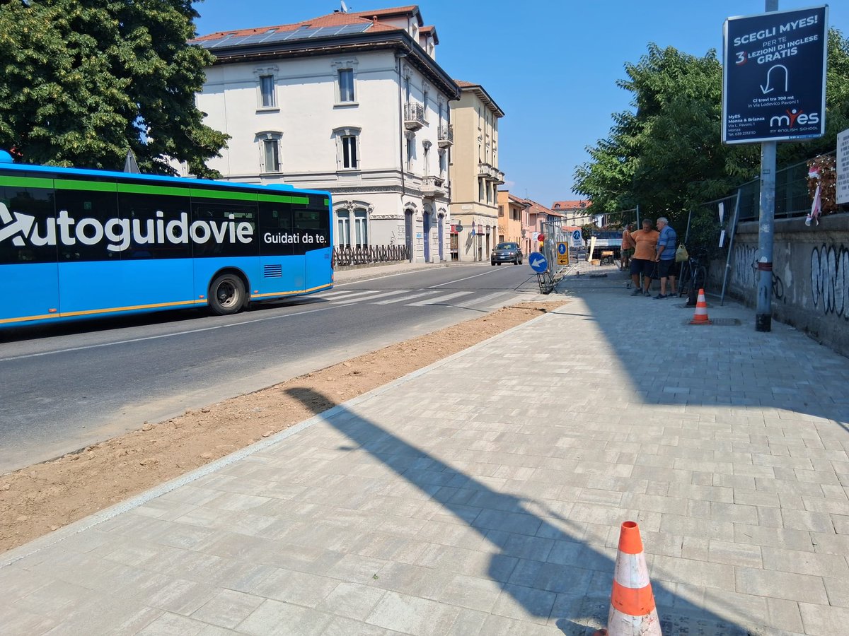 ComuneMonza's tweet photo. #Monzanews #monzaviabilita #infoutili #DaSapere
✅ 🌞 Proseguono i lavori programmati dal #Comunedimonza per il rifacimento dei marciapiedi cittadini ammalorati: per quelli di via Mentana si prevede la sostituzione dell'asfalto, rovinato e pericoloso, con massetti autobloccanti.
I materiali scelti hanno una elevata capacità di respingere la radiazione solare riducendo, così, gli effetti delle cosiddette "isole di calore urbane".
✅ La nuova pavimentazione in autobloccanti è stata posata in via Mentana angolo via Guarenti.
🚧 I cantieri previsti, infatti, interessano il tratto compreso tra le vie Guarenti e Buonarroti su entrambi i lati.
ℹ Per ulteriori dettagli:👉https://t.co/9wNmzKXow2