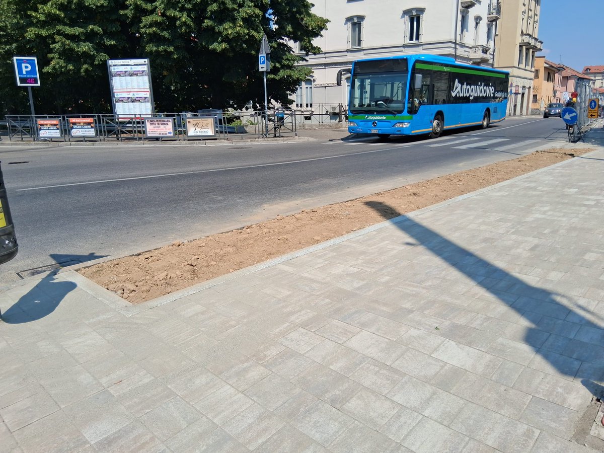ComuneMonza's tweet photo. #Monzanews #monzaviabilita #infoutili #DaSapere
✅ 🌞 Proseguono i lavori programmati dal #Comunedimonza per il rifacimento dei marciapiedi cittadini ammalorati: per quelli di via Mentana si prevede la sostituzione dell'asfalto, rovinato e pericoloso, con massetti autobloccanti.
I materiali scelti hanno una elevata capacità di respingere la radiazione solare riducendo, così, gli effetti delle cosiddette "isole di calore urbane".
✅ La nuova pavimentazione in autobloccanti è stata posata in via Mentana angolo via Guarenti.
🚧 I cantieri previsti, infatti, interessano il tratto compreso tra le vie Guarenti e Buonarroti su entrambi i lati.
ℹ Per ulteriori dettagli:👉https://t.co/9wNmzKXow2
