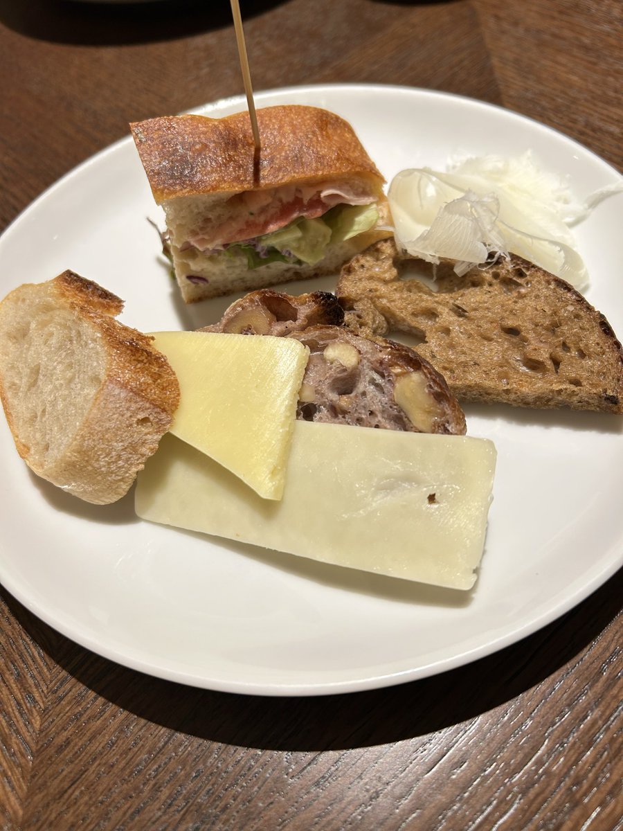 ne342's tweet photo. 親友のオススメ💖
ベーカリービュッフェに行きました🥐🥪🥖
どのパンも本当に美味しかった😋2人で話してる時間もごちそう👭
#MONDO https://t.co/SnQrkSeBHN