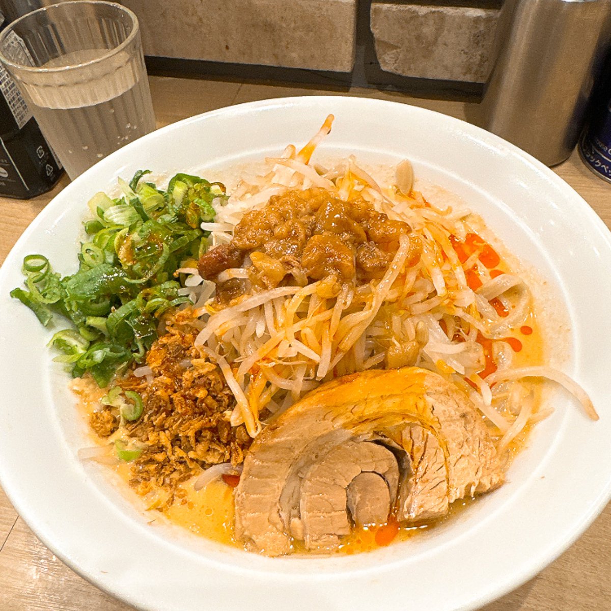 C_____811's tweet photo. ほぼ1ヶ月ぶりのラーメン、美味しすぎて空気殴ってる https://t.co/S3nfUtW1WS