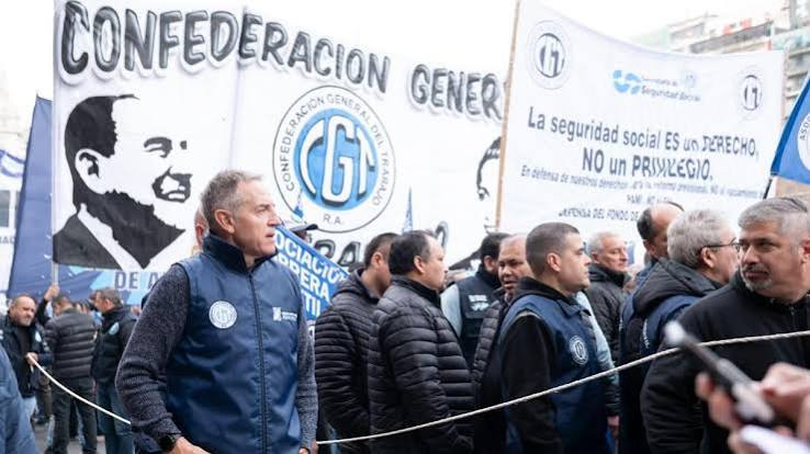 Budijoly's tweet photo. Despiertame antes de partir

1. Ahora que se junta mucha gente contra @JMilei , la @cgtoficialra marchará junto a las 2 CTA bajo la consigna "Argentina no se vende".
La central se dio cuenta que el proyecto “esconde un proyecto de entrega de nuestras tierras y nuestra soberanía”. https://t.co/BOilwTWvgk