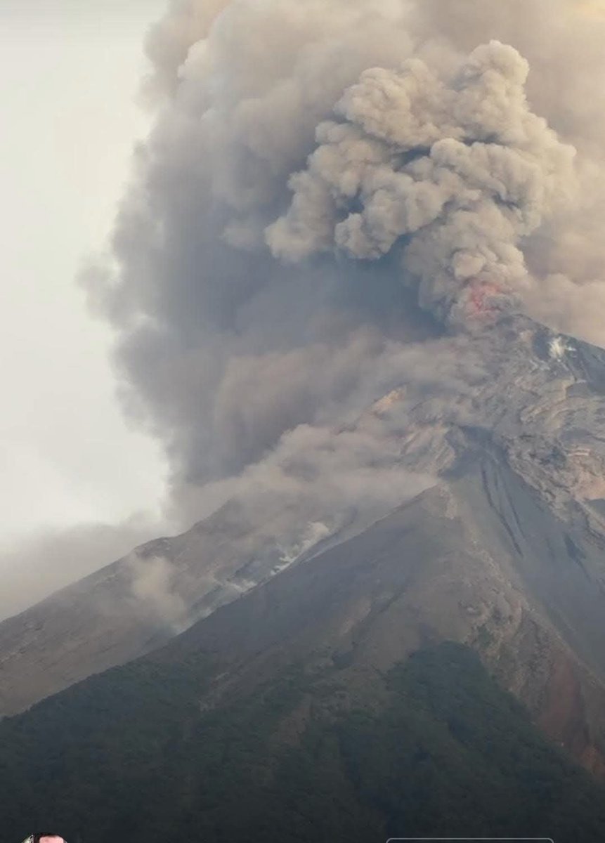 CoronaVirusGT's tweet photo. Tengo 25 candidatos a la presidencia y 140 diputados para ir a dejar de tributo al volcán 🌋 https://t.co/JRXPxasN3c
