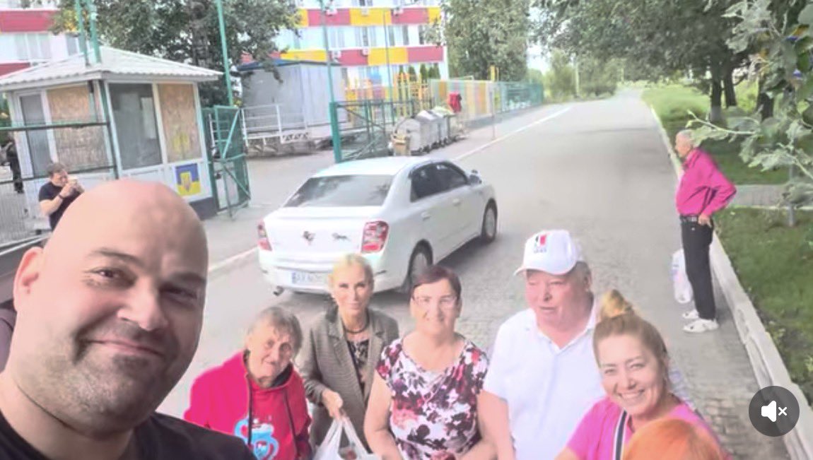 piotrkaszuwara's tweet photo. ‼️🇵🇱🇺🇦 Polak, wolontariusz pomagający Ukrainie od kilku lat, Marek Rusek-Wolski zginął w ataku rosyjskiego drona FPV w Charkowie! 

Charków to jedno z największych miast Ukrainy, bombardowane i atakowane dronami każdego dnia. Wiele dzielnic, zwłaszcza na północy miasta jest dziś zrujnowanych. Bardzo niebezpiecznych. Rosjanie atakują infrastrukturę cywilną, w tym stacje benzynowe. 

Niedawno byliśmy tam z kamerą @tvp_info i przygotowywaliśmy reportaż, że Charków staje się powoli frontowym miastem. Dziś wolontariusze, którzy jeżdżą tam często, w tym Karolina Kuzema @KarolinaKuzema, informują, że w ostatnich tygodniach sytuacja pogorszyła się dramatycznie. 

Przez to, że Rosjanie przesunęli się o dosłownie kilka kilometrów w pobliżu granic, mają w zasięgu wiele dróg i miasteczek, a tym główną trasę z Połtawy do Charkowa. Celują tam w stacje benzynowe i w cywilne samochody. 

Wiele wiosek, do których niedawno jeszcze jeździliśmy z pomocą z @uafuturecharity jest dziś ewakuowanych ze względu na zagrożenie, w tym miasta Bogoduchiw czy Złoczów, gdzie wspieraliśmy miejscowy szpital i dzieci, w tym sieroty wojenne. 

🪖 Sytuacja na wschodzie Ukriany się pogarsza, nie poprawia, bez względu na to, co czasem czytacie w mediach, to twarzą w twarz i na własne oczy, to naprawdę wygląda na dalekie od „dobrze”.