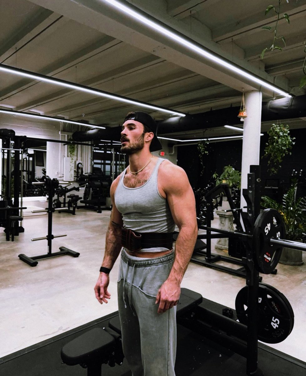 rbrtschrr's tweet photo. Aproveitando a folga pra colocar o treino pesado em dia. https://t.co/vTUxecKdZI