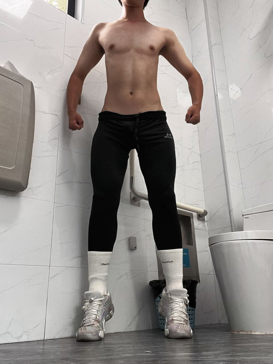 Alejandro_DLFM's tweet photo. 杭州的夏天太热了，在公厕对着🚽一个人也能颅内高潮，真觉得自己废物一个。今天浅试黑色高弹，骚逼太tm热了，🍆被摩擦硬，然后对镜🦌自拍看自己🐍太扫了，最后还不忘下蹲比✌️🧠
明天走起楼道高弹
#下蹲比耶 #高弹 #体育生 https://t.co/yCrNouwzqv