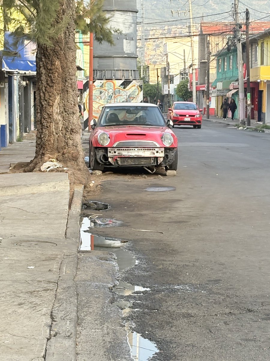 FloresKyo's tweet photo. @LaSEMOVI @yancolozano @TuAlcaldiaGAM @UCS_GCDMX @SEDEMA_CDMX oootro día más sin atención a este reporte; hasta que suceda algo más ustedes se van a dignar en decir “estamos trabajando” reporte tras reporte y ustedes sin actuar, vehículos abandonados en las calles https://t.co/gldHwTqXdd