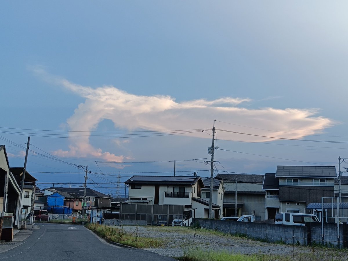 funyanosuke2845's tweet photo. 海物語シリーズのエビみたいな雲を見つけたよ https://t.co/u2FTGJ20YC