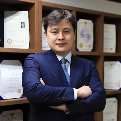 MAGAsFix's tweet photo. 🚨 Attorney Park Joo-hyun has arrived in the United States! 🚨

He landed at LAX today (August 4).
No detailed public itinerary has been released yet, but as the Korean director of the Korea-U.S. Joint Investigation Team on Election Fraud, this trip is expected to continue his work seeking stronger cooperation with American counterparts on election integrity and transparency.
Looking forward to good results. 화이팅! 🇰🇷🇺🇸
