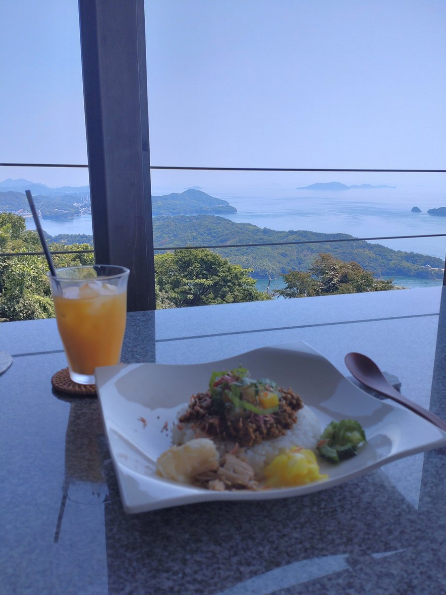 moriharu0's tweet photo. 2026年8月2日(日)

ランチは
「遠見茶屋 天AMA」
(とおみちゃや あま)

特等席に着席

えびみそキーマ 凪nagi
（同行者は、えびみそキーマ 潮ushio)

絶景と絶品カレーで大満足

#遠見茶屋天
#しまなみ海道
#大島
#おおしま https://t.co/X8dIwHsTWk