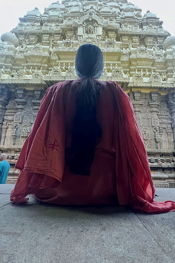 News18Telugu's tweet photo. AP: సింహాచలం ఆలయంలో సినీ గాయని మంగ్లీ 
#Mangli #SingerMangli #Simhachalam #SimhachalamTemple #Appanna #Visakhapatnam #Vizag #AndhraPradesh #TollywoodSinger #Darshan #APNews #మంగ్లీ #సింహాచలం #అప్పన్న https://t.co/0TqS04tPZ4