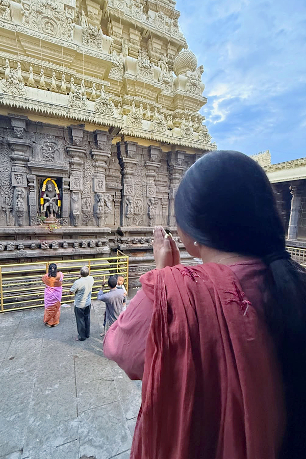 News18Telugu's tweet photo. AP: సింహాచలం ఆలయంలో సినీ గాయని మంగ్లీ 
#Mangli #SingerMangli #Simhachalam #SimhachalamTemple #Appanna #Visakhapatnam #Vizag #AndhraPradesh #TollywoodSinger #Darshan #APNews #మంగ్లీ #సింహాచలం #అప్పన్న https://t.co/0TqS04tPZ4