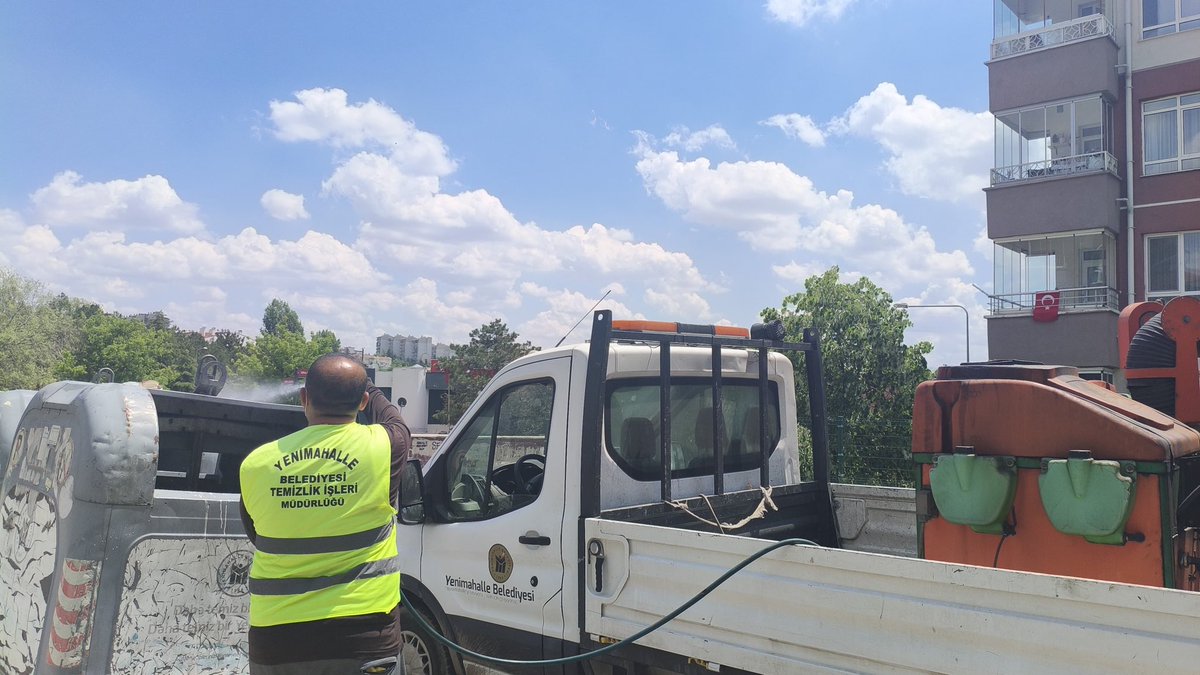 fethiyasar's tweet photo. Daha temiz bir çevre, daha temiz bir Yenimahalle.

Ekiplerimiz tarafından düzenli olarak yapılan temizlik çalışmalarının yanında, ilçemizdeki çöp konteynerlerini  düzenli olarak ilaçlıyoruz. 

Gece gündüz demeden çalışan emekçilerimize bu vesileyle bir kez daha teşekkür ediyor, kolaylıklar diliyorum.