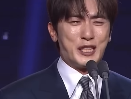 juhyeon6749's tweet photo. 엄마가 아들 차 보고 집 못 들어간 진짜 이유

공채 1400대 1 뚫고 개그맨 합격함

개콘만 나오면 대박 치던 시절이라 인생 역전인 줄 알았음

근데 3년 동안 방송 나간 코너는 딱 2개뿐이었음

결국 개콘 폐지되고 통장 잔고랑 같이 꿈도 날아감

방에 블라인드 치고 4개월 동안 누워만 지냄

엄마는 주차장에 아들 차 보이면 집 못 들어가고 공원 돌았음

하루 종일 방에 있는 아들이 엄마 눈치 볼까 봐 그랬던 거임

그때 동료 조진세랑 엄지윤이 찾아와서 유튜브 제안함

딱 6개월만 해보고 안 되면 미련 없이 그만두자고 약속함

그렇게 대박 터진 채널이 바로 숏박스임

첫 대형 수익 찍히자마자 현금 1천만 원 수표로 뽑아옴

부모님 침대에 현금 쫙 깔아두고 눕혀 드림

아버지는 일부로 사람들 잘 보이는 식당 한가운데 자리 예약함

누구라도 아들 알아봐 주고 사인해 달라고 할까 봐 일부러 그랬던 거임

결국 시상식에서 상까지 싹 쓸어 담음

수상 소감 때 아무것도 없던 시절 자기 끌어준 동료들 이름 
엄지윤 조진세 부르며 눈물 흘림

"아무것도 없던 부족한 나를 너희가 꽉 채워줬어"