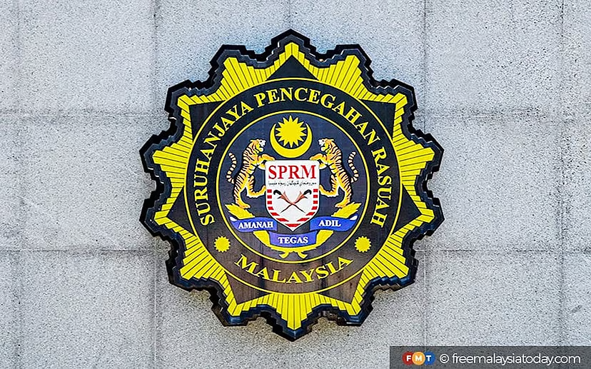 NewsBFM's tweet photo. A design firm director was arrested by MACC for allegedly providing RM300,000 worth of renovations to four homes belonging to a former Tabung Haji COO, reports FMT.

The renovations are believed to have been kickbacks to secure projects from the organisation.

https://t.co/XlKRmJxaMw