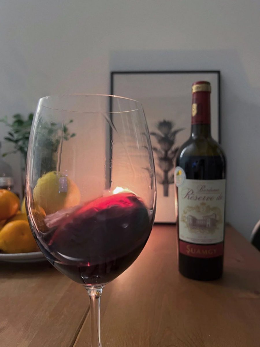 Jinx_mmo's tweet photo. A favorite read and a nice glass of wine make my night off perfect🍷 https://t.co/gtSAeFdZRe