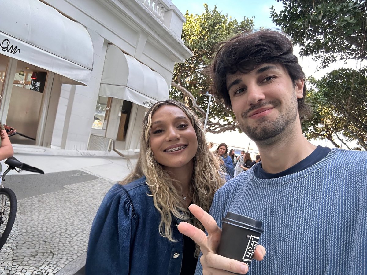 eugostodocaos_'s tweet photo. cuida do seu homem se não vou roubar, eu sou rapariga sei o meu lugar @jaoromania 👀 

(lindo gentil simpático e cheiroso, divo @pedrotofani 💘 https://t.co/hfyqD3OQgm