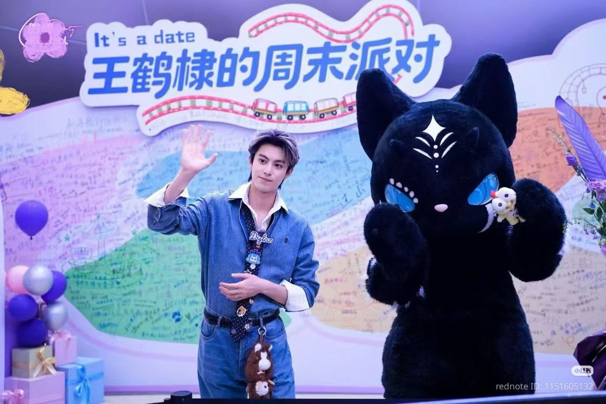 DylanWangThfc's tweet photo. D•LAND ทีมงานกล่าวว่า:วิธีวางแผน "เดต 1 วัน" กับแฟนคลับ 1,000 คน
มีตติ้งที่มีแฟนคลับเข้าร่วม 1,000 คน จะทำอย่างไรให้ทุกคนรู้สึกว่า:
วันนี้ไม่ได้มาดูงานอีเวนต์ แต่ได้มาเดตกับคนที่ชอบตลอดทั้งวันจริงๆ?
นี่คือคำถามแรกที่เราคิดเมื่อออกแบบ D-LAND
เพราะ "ความเป็นแฟน" ไม่ใช่แค่การพูดคำหวานไม่กี่คำ หรือจัดเกมหวานๆ ไม่กี่เกม แต่ความเป็นแฟนที่แท้จริงมาจากประสบการณ์ความสัมพันธ์ที่สมบูรณ์แบบ:
เขากำลังรอคุณอยู่ เล่นเป็นเพื่อนคุณ คอยตอบรับคุณ และสุดท้ายก็ส่งคุณกลับบ้าน
ดังนั้น เราจึงไม่ได้เริ่มจากการจัดคิวเกม แต่เริ่มจากการออกแบบประสบการณ์การเดตของวันนี้น่าก่อน
01 ไม่ใช่การปรากฏตัวของศิลปิน แต่คือการให้แฟนคลับมาตามนัด
จุดเริ่มต้นของงานมีตติ้งทั่วไป มักจะเริ่มจากพิธีกรอินโทร เสียงเพลงดังขึ้น แล้วศิลปินก็เดินขึ้นเวที
แต่การเดตไม่ได้เริ่มแบบนั้น
การเดตควรจะเริ่มด้วยคำว่า: "ผมถึงแล้ว คุณอยู่ไหนแล้วครับ?"
ดังนั้นในช่วงเปิดงาน เราจึงให้สาวๆ ได้รับสายโทรศัพท์ของเขาในมุมมองบุคคลที่หนึ่ง 
จากนั้นกล้องก็แพนหาตู้โทรศัพท์ เชื่อมโยงวิดีโอเข้ากับเวทีจริง
สิ่งที่แฟนคลับได้เห็นไม่ใช่ "ศิลปินขึ้นเวที" แต่เป็น:คนที่มาเดตด้วย กำลังยืนรอตัวเองอยู่หน้าประตูจริงๆ
02 ไม่แบ่งผู้ชมเป็นโซน A โซน B แต่ทำให้ทุกคนมีตัวตนในสวนสนุก
อุปสรรคที่ใหญ่ที่สุดของงานระดับ 1,000 คนคือ "ความรู้สึกเอ็กซ์คลูซีฟ"
ใช่ว่าทุกคนจะมีโอกาสได้ขึ้นไปบนเวที แต่ทุกคนควรจะได้มี: เรื่องราวเฉพาะตัวของตัวเองในวันนี้
เราจึงยกเลิกการแบ่งโซนที่นั่งแบบทั่วไป แล้วเปลี่ยนพื้นที่ทั้งหมดให้กลายเป็นสวนสนุกเสมือนจริง:
โซนรถไฟเหาะ โซนสกรีมมิ่ง โซนถ้วยหมุนกาแฟ โซนชิงช้าสวรรค์...
ทุกโซนจะมีตั๋ว สัญลักษณ์ เกมตอบโต้ และของที่ระลึกสุดพิเศษเป็นของตัวเอง
เมื่อโซนใดโซนหนึ่งถูกจุดประกายขึ้น แฟนคลับในโซนนั้นก็จะกลายเป็นผู้ร่วมประสบการณ์เดตประจำสถานีนั้นทันที
03 ไม่บังคับให้ศิลปินสร้าง Reaction แต่สร้างเงื่อนไขให้เกิดปฏิกิริยาที่จริงแท้
หนึ่งในเสน่ห์ของตี้ตี้ คือความสดใสและความเป็นธรรมชาติ
ดังนั้นการออกแบบเกมจึงเป็นการสร้าง "เงื่อนไข" ส่วนสิ่งที่สนุกจริงๆ นั้นมาจากตัวตนของเขาในตอนนั้น ทั้งการตัดสินใจ ความอยากเอาชนะ อาการหลุดหัวเราะ และการแก้ปัญหาเฉพาะหน้า
และนี่คือหลักการที่สำคัญที่สุดของงานมีตติ้งสไตล์วาไรตี้:
อย่าออกแบบว่าศิลปินควรจะมีปฏิกิริยาอย่างไร แต่จงออกแบบ "สถานการณ์" ที่มากพอจะทำให้เขาเกิดปฏิกิริยาที่แท้จริงออกมา
04 ไม่มองว่าการเลิกงานคือจุดสิ้นสุด แต่เป็นการเติมเต็มก้าวสุดท้ายของการเดต
หลังจากเดต 1 วันจบลง สิ่งที่เป็นธรรมชาติที่สุดคืออะไร?
ไม่ใช่การที่พิธีกรพูดว่า "ขอขอบคุณทุกคน งานในวันนี้จบลงแล้วครับ"
แต่คือ: การส่งคุณกลับบ้าน
ตั้งแต่ "ผมกำลังรอคุณอยู่" ในตู้โทรศัพท์ ไปจนถึงการก้าวผ่านทุกสถานีใน D-LAND ด้วยกัน มาถึงช่วง Hi-Bye และสุดท้ายคือการโพสต์ข้อความถึงแฟนคลับในเว่ยป๋อว่า "วันนี้เหนื่อยกันหน่อยนะครับ! ถึงบ้านแล้วส่งข่าวด้วยนะ"
ความสัมพันธ์ทั้งหมดจึงถูกเติมเต็มจนครบวงจร 
ผ่านการออกแบบพื้นที่ ตัวตน เส้นทาง เกม และอารมณ์ความรู้สึก ทำให้คนหนึ่งพันคนเชื่อพร้อมกันว่า:
ประสบการณ์ในวันนี้ มีส่วนหนึ่งที่เป็นของฉันจริงๆ
งานมีตติ้งที่จะถูกจดจำไปตลอดกาล ในท้ายที่สุดสิ่งที่เหลืออยู่จะไม่ใช่ลำดับขั้นตอนของเกม แต่เป็นช่วงเวลาใดช่วงเวลาหนึ่ง:
วันนั้น เขาได้รอพวกเราอยู่ที่ D-LAND จริงๆ 
#DylanWang #WangHedi #หวังเฮ่อตี้