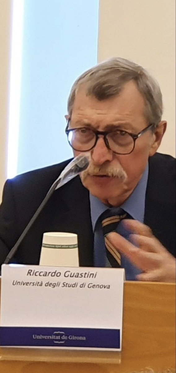 23Rapp's tweet photo. De Guastini a Chiassoni es el paso natural dentro de la Escuela de Génova (o realismo jurídico analítico genovés).

Relación entre ambos
- Riccardo Guastini es uno de los maestros centrales de la escuela (junto con Paolo Comanducci y Mauro Barberis). Fue alumno de Giovanni Tarello y desarrolló una versión refinada de realismo jurídico analítico, centrada en:
  - El análisis del lenguaje de los juristas (metajurisprudencia).
  - La teoría de la interpretación (escepticismo moderado / interpretativo).
  - Distinciones conceptuales precisas (normas, fuentes, validez, construcción jurídica vs. interpretación en sentido estricto, etc.).

- Pierluigi Chiassoni es el principal discípulo directo de Guastini (el propio Guastini lo ha llamado “el mayor” de sus alumnos y “él mismo un maestro, especialmente en el campo de la interpretación”). Es profesor ordinario en la Universidad de Génova (Istituto Tarello) y continúa/refina la misma línea.

Ambos comparten el método analítico, el positivismo jurídico, el realismo y el enfoque en el lenguaje y la interpretación. Chiassoni ha editado (junto con Comanducci y Giovanni Battista Ratti) los volúmenes de homenaje a Guastini *L’arte della distinzione. Scritti per Riccardo Guastini* (Marcial Pons, 2019).

Guastini proporciona el aparato conceptual y las distinciones básicas; Chiassoni las aplica y desarrolla de forma más articulada, especialmente en teoría de la interpretación. Es el tránsito típico dentro de la escuela genovesa.