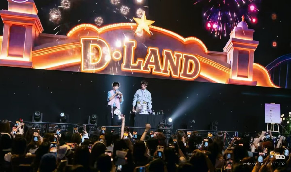 DylanWangThfc's tweet photo. D•LAND ทีมงานกล่าวว่า:วิธีวางแผน "เดต 1 วัน" กับแฟนคลับ 1,000 คน
มีตติ้งที่มีแฟนคลับเข้าร่วม 1,000 คน จะทำอย่างไรให้ทุกคนรู้สึกว่า:
วันนี้ไม่ได้มาดูงานอีเวนต์ แต่ได้มาเดตกับคนที่ชอบตลอดทั้งวันจริงๆ?
นี่คือคำถามแรกที่เราคิดเมื่อออกแบบ D-LAND
เพราะ "ความเป็นแฟน" ไม่ใช่แค่การพูดคำหวานไม่กี่คำ หรือจัดเกมหวานๆ ไม่กี่เกม แต่ความเป็นแฟนที่แท้จริงมาจากประสบการณ์ความสัมพันธ์ที่สมบูรณ์แบบ:
เขากำลังรอคุณอยู่ เล่นเป็นเพื่อนคุณ คอยตอบรับคุณ และสุดท้ายก็ส่งคุณกลับบ้าน
ดังนั้น เราจึงไม่ได้เริ่มจากการจัดคิวเกม แต่เริ่มจากการออกแบบประสบการณ์การเดตของวันนี้น่าก่อน
01 ไม่ใช่การปรากฏตัวของศิลปิน แต่คือการให้แฟนคลับมาตามนัด
จุดเริ่มต้นของงานมีตติ้งทั่วไป มักจะเริ่มจากพิธีกรอินโทร เสียงเพลงดังขึ้น แล้วศิลปินก็เดินขึ้นเวที
แต่การเดตไม่ได้เริ่มแบบนั้น
การเดตควรจะเริ่มด้วยคำว่า: "ผมถึงแล้ว คุณอยู่ไหนแล้วครับ?"
ดังนั้นในช่วงเปิดงาน เราจึงให้สาวๆ ได้รับสายโทรศัพท์ของเขาในมุมมองบุคคลที่หนึ่ง 
จากนั้นกล้องก็แพนหาตู้โทรศัพท์ เชื่อมโยงวิดีโอเข้ากับเวทีจริง
สิ่งที่แฟนคลับได้เห็นไม่ใช่ "ศิลปินขึ้นเวที" แต่เป็น:คนที่มาเดตด้วย กำลังยืนรอตัวเองอยู่หน้าประตูจริงๆ
02 ไม่แบ่งผู้ชมเป็นโซน A โซน B แต่ทำให้ทุกคนมีตัวตนในสวนสนุก
อุปสรรคที่ใหญ่ที่สุดของงานระดับ 1,000 คนคือ "ความรู้สึกเอ็กซ์คลูซีฟ"
ใช่ว่าทุกคนจะมีโอกาสได้ขึ้นไปบนเวที แต่ทุกคนควรจะได้มี: เรื่องราวเฉพาะตัวของตัวเองในวันนี้
เราจึงยกเลิกการแบ่งโซนที่นั่งแบบทั่วไป แล้วเปลี่ยนพื้นที่ทั้งหมดให้กลายเป็นสวนสนุกเสมือนจริง:
โซนรถไฟเหาะ โซนสกรีมมิ่ง โซนถ้วยหมุนกาแฟ โซนชิงช้าสวรรค์...
ทุกโซนจะมีตั๋ว สัญลักษณ์ เกมตอบโต้ และของที่ระลึกสุดพิเศษเป็นของตัวเอง
เมื่อโซนใดโซนหนึ่งถูกจุดประกายขึ้น แฟนคลับในโซนนั้นก็จะกลายเป็นผู้ร่วมประสบการณ์เดตประจำสถานีนั้นทันที
03 ไม่บังคับให้ศิลปินสร้าง Reaction แต่สร้างเงื่อนไขให้เกิดปฏิกิริยาที่จริงแท้
หนึ่งในเสน่ห์ของตี้ตี้ คือความสดใสและความเป็นธรรมชาติ
ดังนั้นการออกแบบเกมจึงเป็นการสร้าง "เงื่อนไข" ส่วนสิ่งที่สนุกจริงๆ นั้นมาจากตัวตนของเขาในตอนนั้น ทั้งการตัดสินใจ ความอยากเอาชนะ อาการหลุดหัวเราะ และการแก้ปัญหาเฉพาะหน้า
และนี่คือหลักการที่สำคัญที่สุดของงานมีตติ้งสไตล์วาไรตี้:
อย่าออกแบบว่าศิลปินควรจะมีปฏิกิริยาอย่างไร แต่จงออกแบบ "สถานการณ์" ที่มากพอจะทำให้เขาเกิดปฏิกิริยาที่แท้จริงออกมา
04 ไม่มองว่าการเลิกงานคือจุดสิ้นสุด แต่เป็นการเติมเต็มก้าวสุดท้ายของการเดต
หลังจากเดต 1 วันจบลง สิ่งที่เป็นธรรมชาติที่สุดคืออะไร?
ไม่ใช่การที่พิธีกรพูดว่า "ขอขอบคุณทุกคน งานในวันนี้จบลงแล้วครับ"
แต่คือ: การส่งคุณกลับบ้าน
ตั้งแต่ "ผมกำลังรอคุณอยู่" ในตู้โทรศัพท์ ไปจนถึงการก้าวผ่านทุกสถานีใน D-LAND ด้วยกัน มาถึงช่วง Hi-Bye และสุดท้ายคือการโพสต์ข้อความถึงแฟนคลับในเว่ยป๋อว่า "วันนี้เหนื่อยกันหน่อยนะครับ! ถึงบ้านแล้วส่งข่าวด้วยนะ"
ความสัมพันธ์ทั้งหมดจึงถูกเติมเต็มจนครบวงจร 
ผ่านการออกแบบพื้นที่ ตัวตน เส้นทาง เกม และอารมณ์ความรู้สึก ทำให้คนหนึ่งพันคนเชื่อพร้อมกันว่า:
ประสบการณ์ในวันนี้ มีส่วนหนึ่งที่เป็นของฉันจริงๆ
งานมีตติ้งที่จะถูกจดจำไปตลอดกาล ในท้ายที่สุดสิ่งที่เหลืออยู่จะไม่ใช่ลำดับขั้นตอนของเกม แต่เป็นช่วงเวลาใดช่วงเวลาหนึ่ง:
วันนั้น เขาได้รอพวกเราอยู่ที่ D-LAND จริงๆ 
#DylanWang #WangHedi #หวังเฮ่อตี้