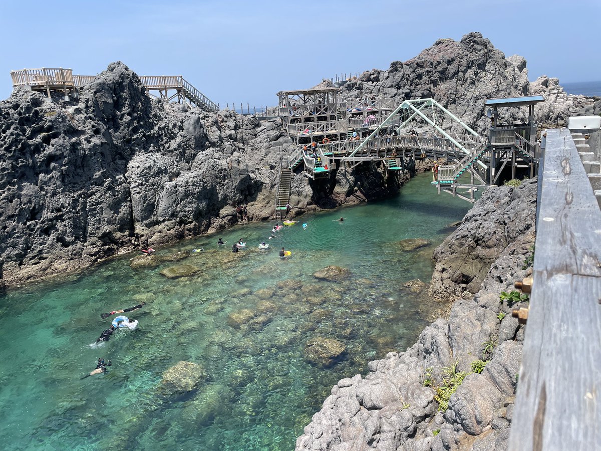 swallowmeri's tweet photo. 毎年恒例の神津島🏝️
今年も来れてよかった🙆‍♀️
赤崎飛び込み　海は穏やか

行き濃霧で利島に停泊
途中、新島式根島欠航💦　

帰りも台風🌀の影響で
1日早く神津島脱出
予想外に伊豆大島に途中待機でぶらぶら
鼈甲鮨と明日葉そばを堪能👍
今日明日も全便欠航、
帰ってこれて良かった😅
#神津島
#伊豆大島 https://t.co/HeL7lz9eVj
