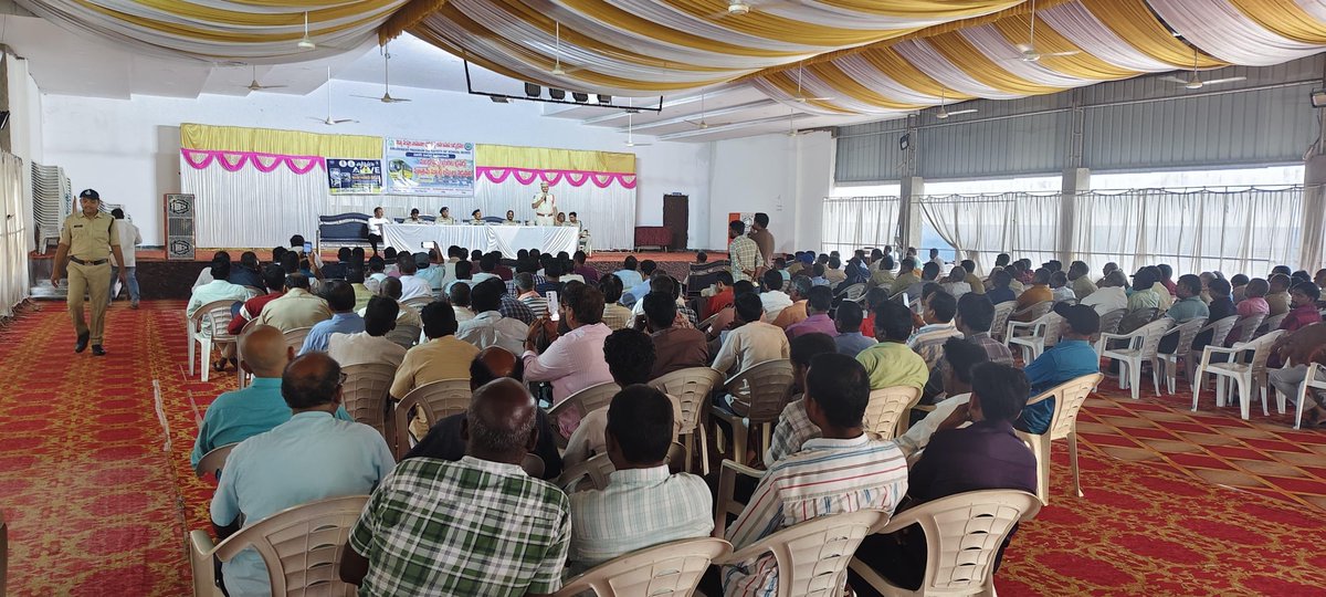 SpJagtial's tweet photo. #మెట్‌పల్లి_పోలీస్_స్టేషన్ పరిధిలో రోడ్డు రవాణా శాఖ ఆధ్వర్యంలో నిర్వహించిన #ArriveAlive రోడ్డు భద్రత అవగాహన కార్యక్రమంలో మెట్‌పల్లి డీఎస��పీ రాములు పాల్గొనీ, 
ప్రైవేట్ వాహనదారులు, స్కూల్ బస్సు డ్రైవర్లు ప్రతి ఒక్కరూ #రోడ్డుభద్రత_నియమాలు తప్పనిసరిగా పాటించాలని, 1/2 https://t.co/DLNpARlRe5