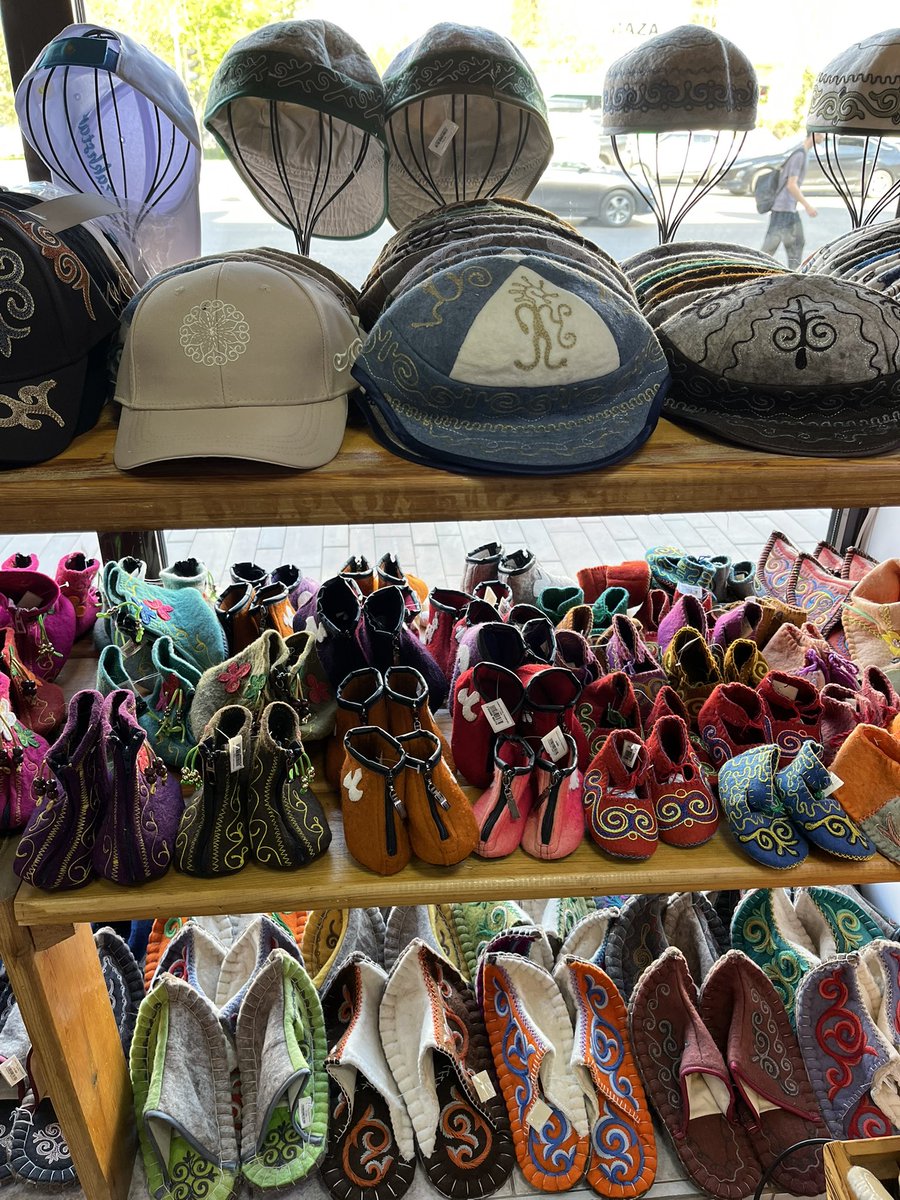 natsumidori430's tweet photo. アスタナお土産屋さん②
定番デザインのマグネットなど手頃なものから、質の良い民芸品、宝石まで。ポストカードはなし。写真4枚目右下の青いトートバッグを6000テンゲで購入。
https://t.co/Ulq4bQRb3B https://t.co/SZ8utIiQ3l