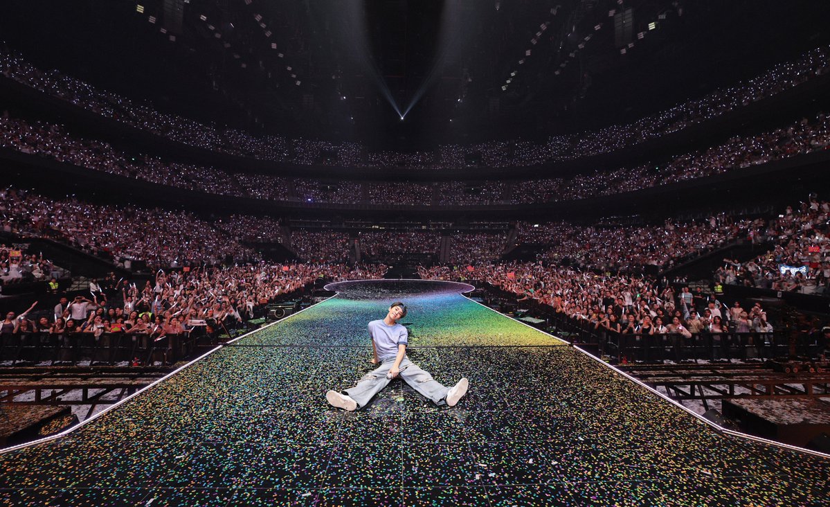 henrylau89's tweet photo. Wait... did I just spot Charlie?! https://t.co/n7gGEFxngv #EnjoyTheShowTour #HenryLau #HenryTour https://t.co/0KdoRyhuuJ