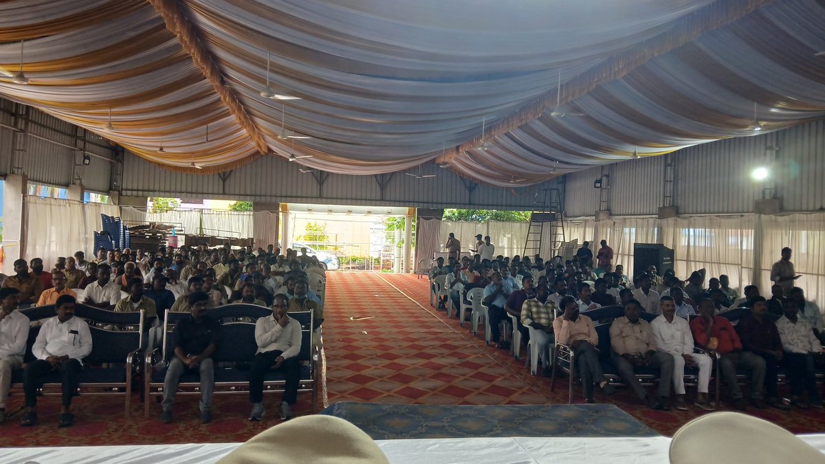 SpJagtial's tweet photo. #మెట్‌పల్లి_పోలీస్_స్టేషన్ పరిధిలో రోడ్డు రవాణా శాఖ ఆధ్వర్యంలో నిర్వహించిన #ArriveAlive రోడ్డు భద్రత అవగాహన కార్యక్రమంలో మెట్‌పల్లి డీఎస��పీ రాములు పాల్గొనీ, 
ప్రైవేట్ వాహనదారులు, స్కూల్ బస్సు డ్రైవర్లు ప్రతి ఒక్కరూ #రోడ్డుభద్రత_నియమాలు తప్పనిసరిగా పాటించాలని, 1/2 https://t.co/DLNpARlRe5