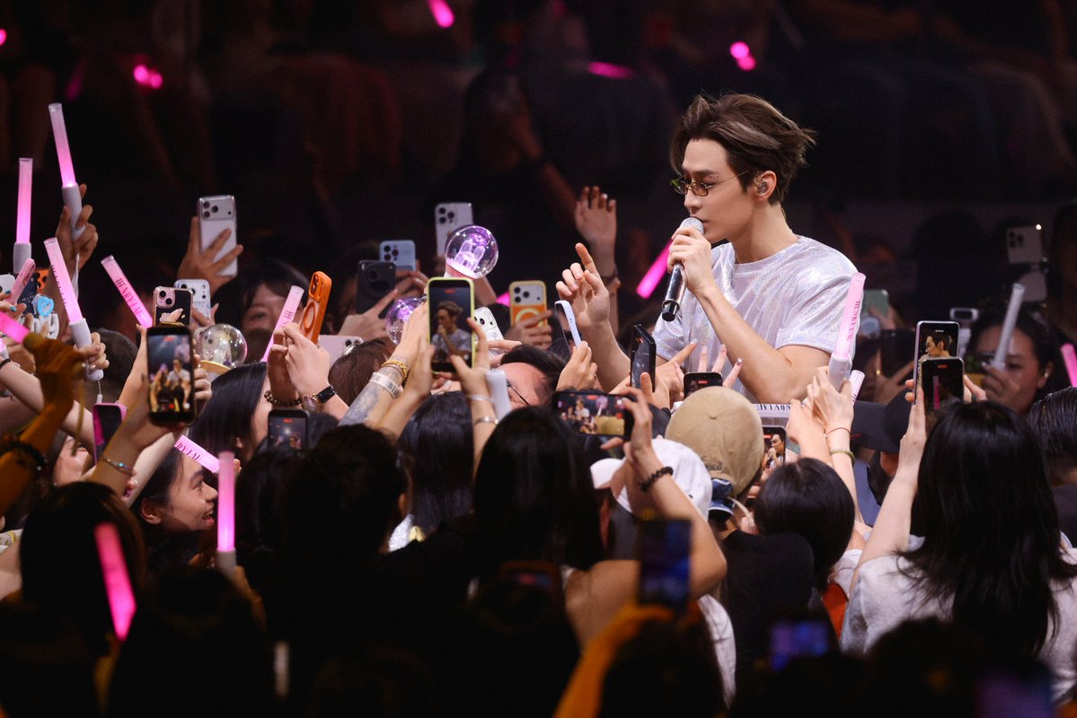 henrylau89's tweet photo. Wait... did I just spot Charlie?! https://t.co/n7gGEFxngv #EnjoyTheShowTour #HenryLau #HenryTour https://t.co/0KdoRyhuuJ