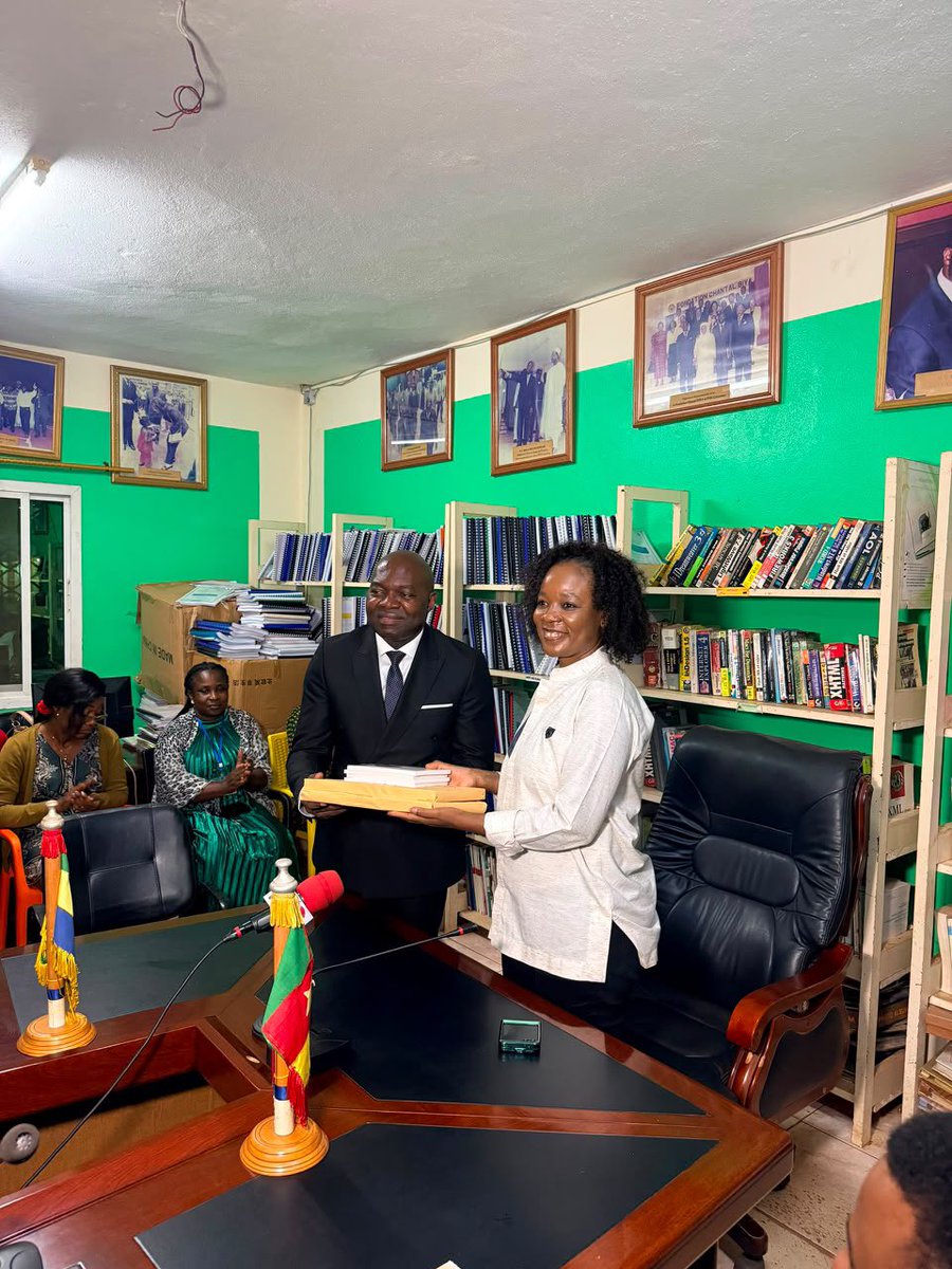CRTV_web's tweet photo. Nelly Banaken Elel, Commissaire en charge de la Promotion du Genre, du Développement Humain et Social de la #CEEAC, en visite à l’#IAI Cameroun. Elle a été reçue ce 3 août par le Titulaire de la Chaire unesco d'Afrique centrale ACCES-TIC, @RR_IAI_Abanda . https://t.co/2BbfJ5O0m5