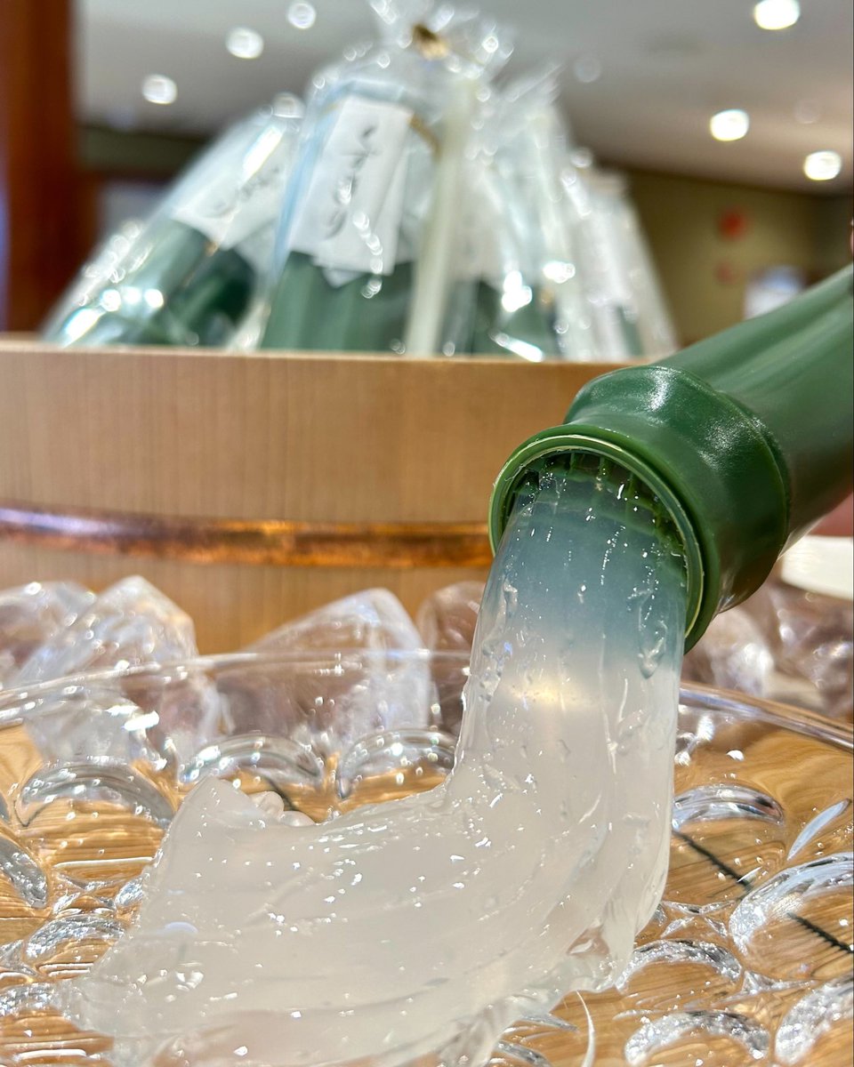 eirakuya's tweet photo. 『涼菓詰合せ』

北海道産十勝小豆を使用した、上品な甘さの「水羊羹」。
徳島県産木頭柚子の爽やかな香りが広がる「柚子ゼリー」。
やわらかく、つるんとした喉ごしが魅力の「わらび餅」。
もちっとした食感が楽しめる「くずきり」。 https://t.co/IozImWj5hX