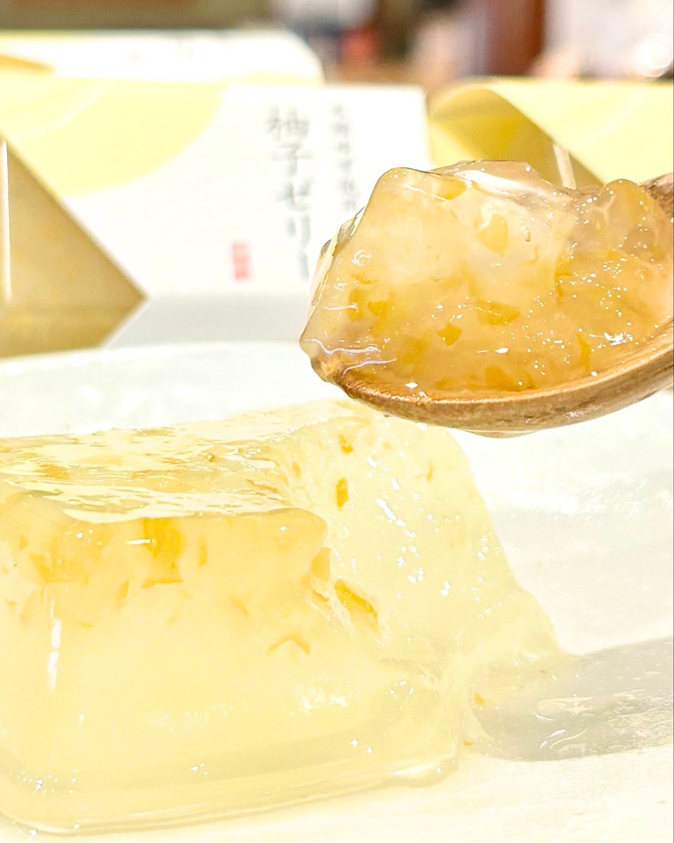 eirakuya's tweet photo. 『涼菓詰合せ』

北海道産十勝小豆を使用した、上品な甘さの「水羊羹」。
徳島県産木頭柚子の爽やかな香りが広がる「柚子ゼリー」。
やわらかく、つるんとした喉ごしが魅力の「わらび餅」。
もちっとした食感が楽しめる「くずきり」。 https://t.co/IozImWj5hX