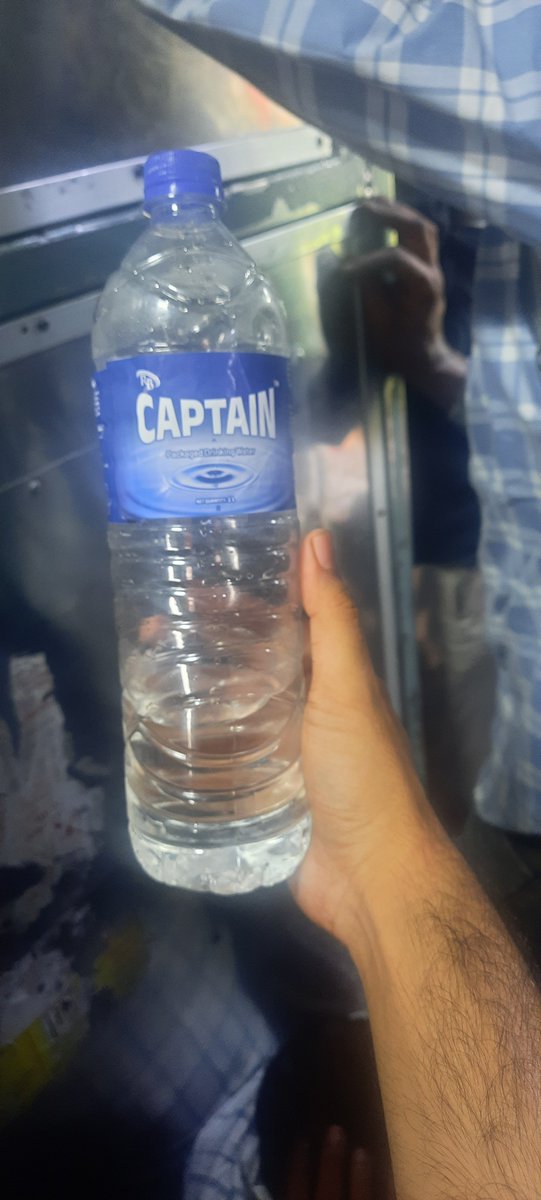peterclip7511's tweet photo. Train no. 12925
Local water sale at 20rs  bol rhe hai 14rs wala railneer nhi h
@IRCTCofficial @RailMinIndia @railmadad https://t.co/MxdscId710