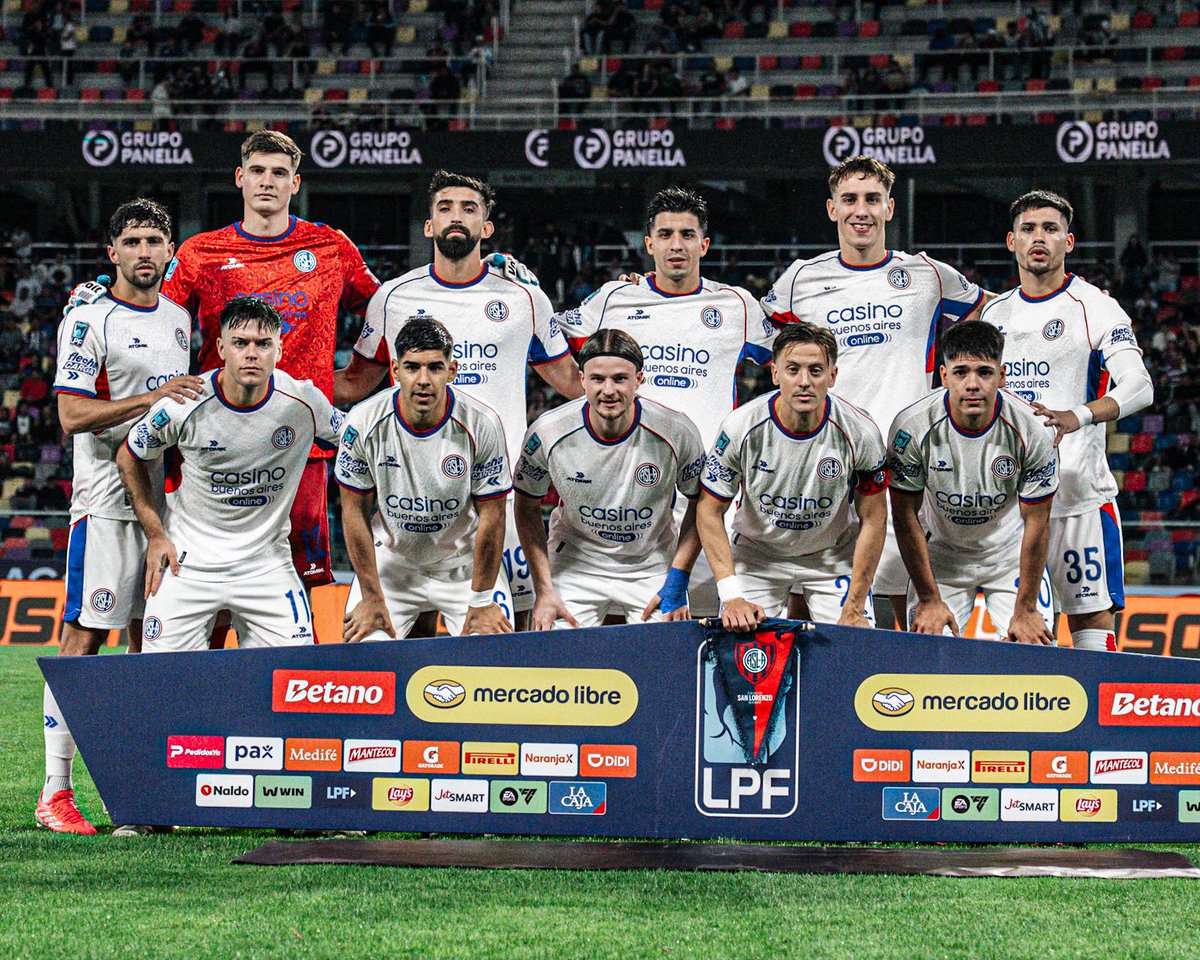 Juanpi_Ugarte's tweet photo. El Vélez de Guillermo hace jugar a Godoy (20), Silvero (20), Escobar (17), Aguirre (17) y Feler (18). En Boca aparecen Gorosito (20), Flores (19) y Aranda (19). En River ataja Beltrán (21), y también tienen lugar Freitas (21), Pereyra (18), Meza (18) y Lucero (20).

En San Lorenzo, en cambio, un pibe de 19 años no puede tener minutos en este torneo mediocre porque “es chico”, mientras se insiste con jugadores que hace tiempo demostraron que no te dan soluciones o se incorporan futbolistas que no tienen ni la trayectoria ni el presente para vestir esta camiseta.

No te digo que por poner juveniles vas a salir campeón. Pero da dolor de estómago seguir viendo a algunos nombres.