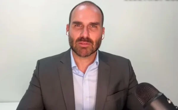 BlogdoNoblat's tweet photo. Alexandre Junqueira, conhecido como “Carioca de Suzano” e ex-aliado do ex-deputado federal Eduardo Bolsonaro (PL-SP), revelou que o filho “03” do ex-presidente Jair Bolsonaro manteve R$ 250 mil dentro de um cofre que ficava em seu antigo gabinete na Câmara dos Deputados. Junqueira informou ainda que a maior parte desse dinheiro foi usada pelo ex-deputado para pagar um apartamento no Rio de Janeiro. Os valores do cofre seriam oriundos de um esquema de entrega ilegal de salários de ex-funcionários do gabinete, a prática conhecida como rachadinha (icl)