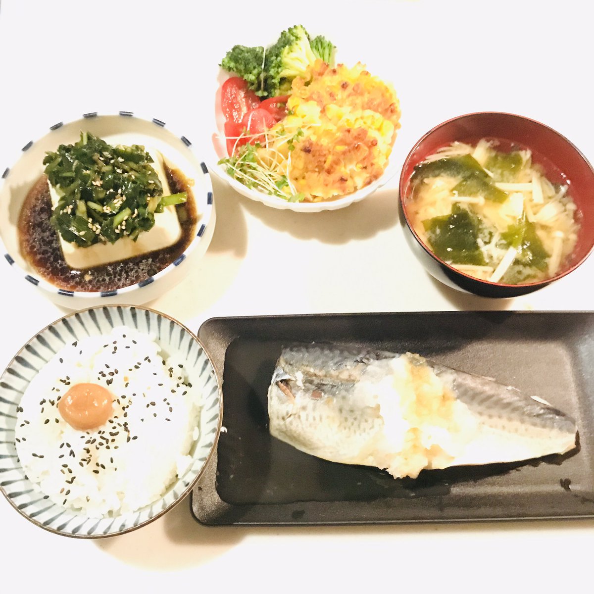 ex_e07's tweet photo. 本日の　#晩ごはん 

茹で魚(サバ)大根おろし
冷奴(豆腐 ニラ)
とうもろこしのかき揚げ
サラダ(ブロッコリー ミニトマト ブロッコリースプラウト)
味噌汁(エノキ わかめ 油揚げ)
梅干

#おうちごはん #料理記録 #家庭料理 https://t.co/svhg2lFxg7