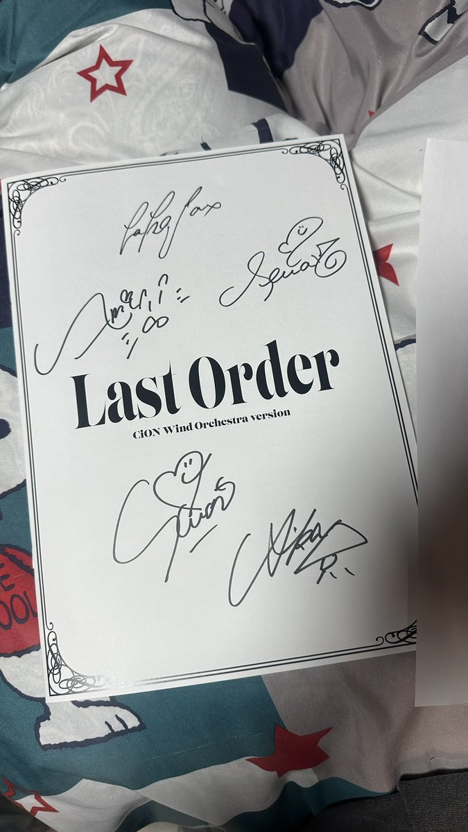 ren_bbzx's tweet photo. 文京シビックホールでのCiONのライブの時のVIP特典の楽譜が届いた！💫
これで僕もCiONの曲が演奏でき…ません！楽器は弾けません😭
でも死ぬまで大切にします🩷
#cion 
#lastorder
#サイン入り楽譜 https://t.co/Z4C6dO1U1Y