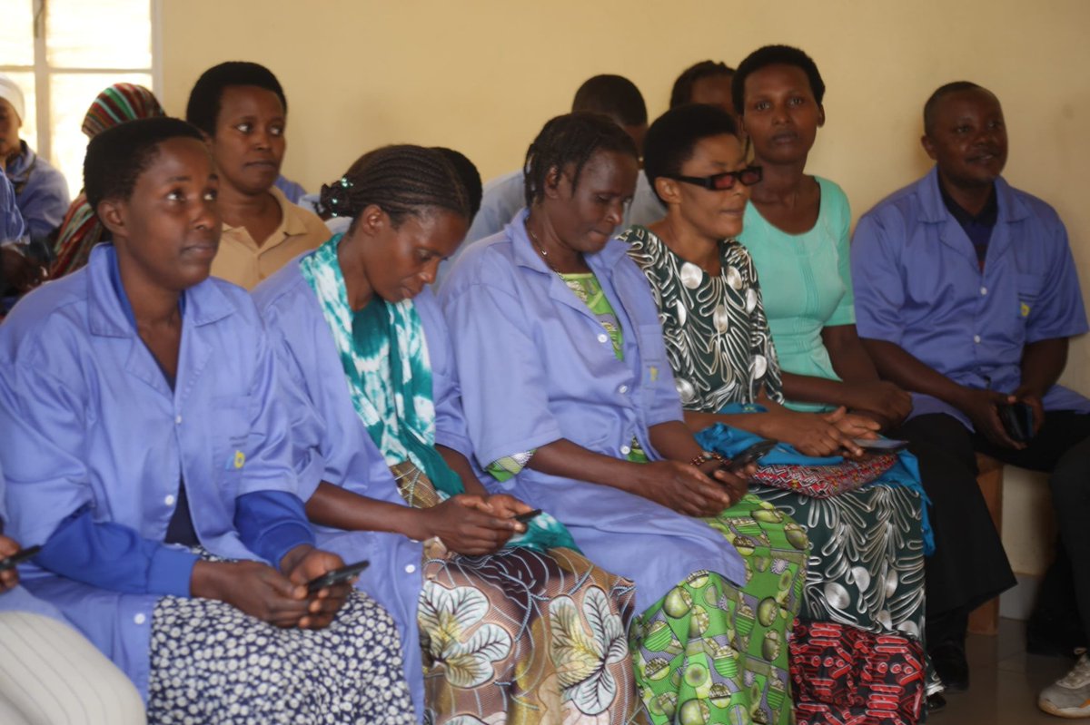 RusiziDistrict's tweet photo. Nyuma yo kugezwaho telefoni bahawe na perezida wa repubulika, abajyanama b'ubuzima mu karere bari guhugurwa ku buryo bwo gukoresha  ikoranabuhanga CEMR mu bikorwa byo gukurikirana ubuzima no kuvura hakoreshejwe ikoranabuhanga mu guca ikoreshwa ry'impapuro mu buvuzi #Paperless https://t.co/NeYXyzfDTL