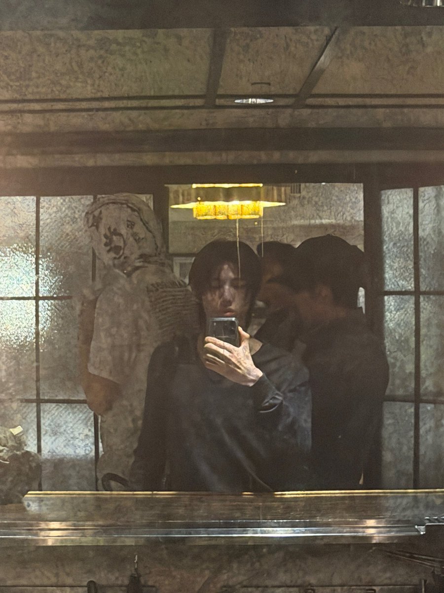 crjuhoon's tweet photo. ⠀

the mirrors know who's the baddies diva.

⠀ https://t.co/UorA09kZTK
